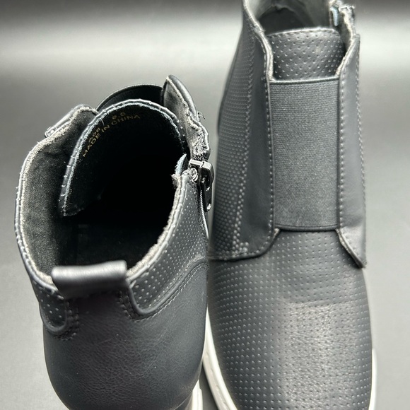 Athletic Black Sneakers EUC Size 8 1/2 - Picture 10 of 10